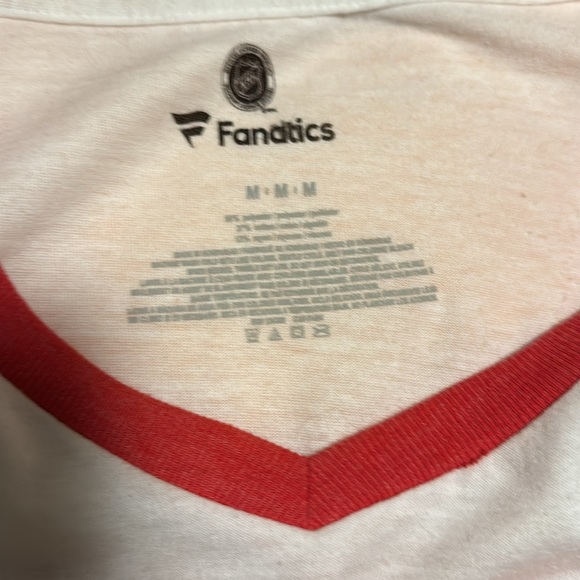 Washington Capitals rock the red baseball tee - Picture 3 of 4